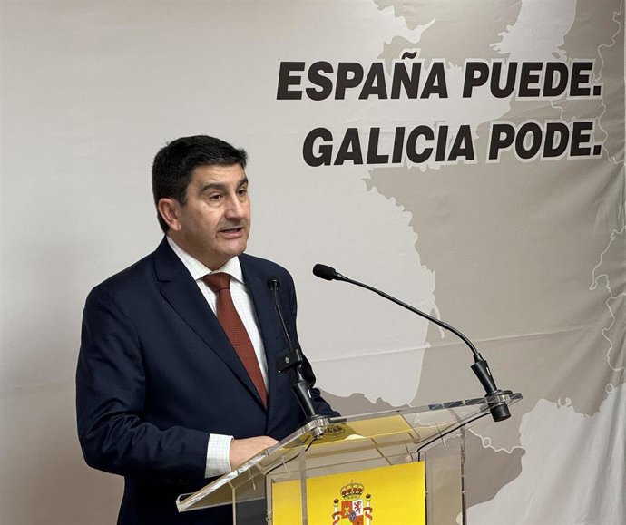 Archivo - El delegado del Gobierno en Galicia, Pedro Blanco, en rueda de prensa en A Coruña