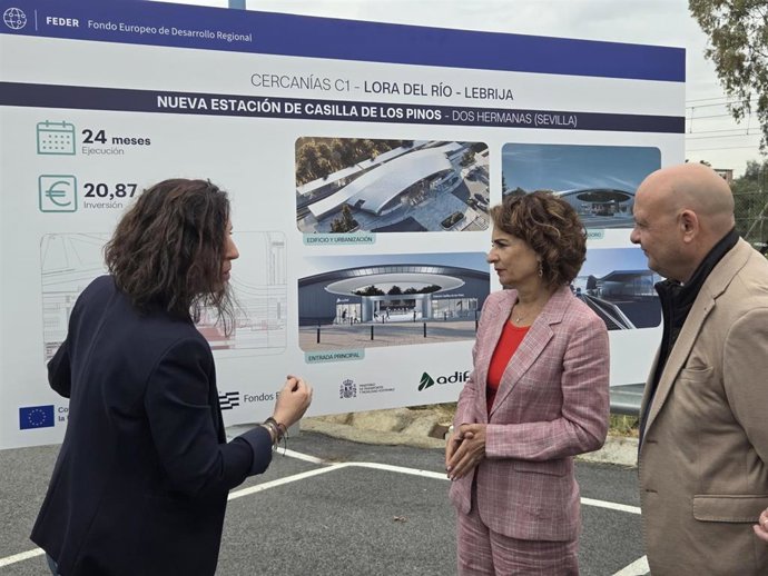 La vicepresidenta primera del Gobierno, María Jesús Montero, acompañada por el alcalde de Dos Hermanas, visita los terrenos donde se ubicará la nueva estación de Cercanías, denominada Casilla de los Pinos.
