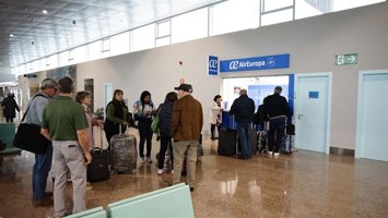 Archivo - Un grupo de personas esperan ser atendidos en las instalaciones del aeropuerto de Vigo, a 21 de marzo de 2023, en Vigo, Pontevedra, Galicia (España).