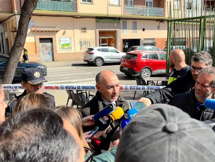 O delegado do Governo na Aragônia, Fernando Beltrán, fala com a imprensa nas proximidades do local onde ocorreu o crime no bairro de Las Fuentes, no qual uma mulher foi assassinada por um homem que, em seguida, se suicidou.