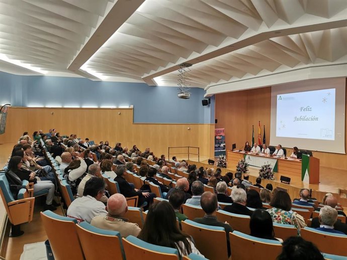 Acto de homenaje a 165 profesionales jubilados en el año 2025 por parte del Área Sanitaria Sur de Sevilla.