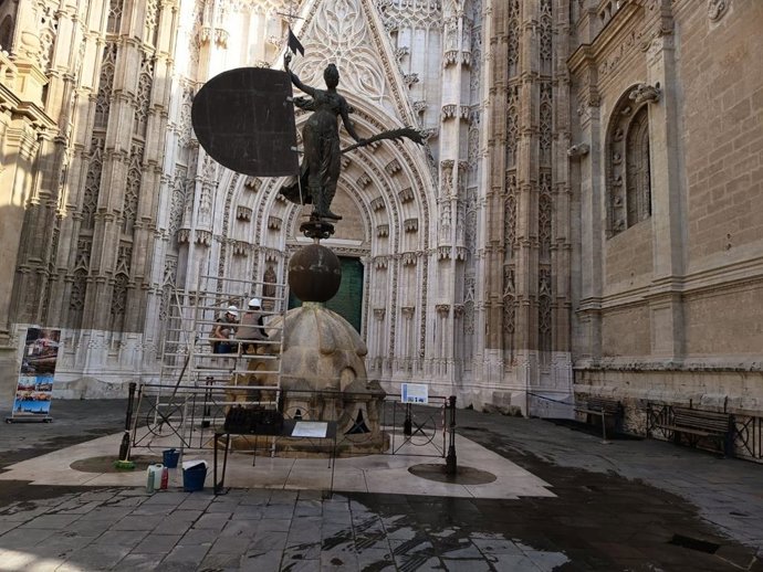 Labores de limpieza y conservación en la copia del Giraldillo, que se halla junto a la Puerta del Príncipe de la Catedral.