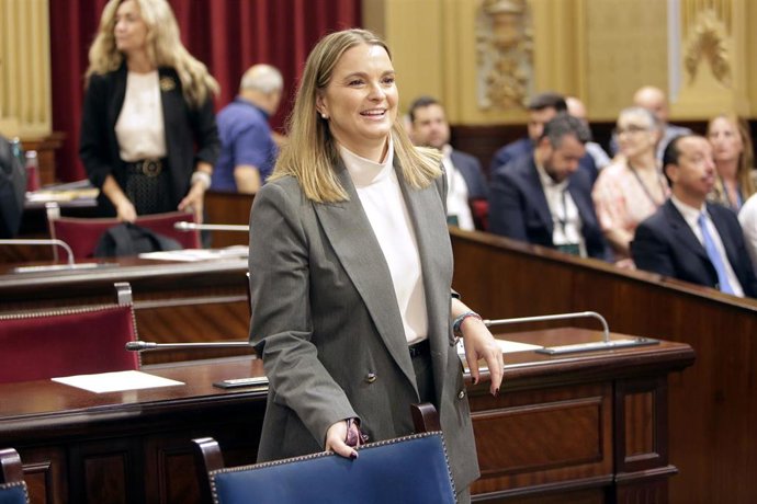 Archivo - La presidenta del Govern balear, Marga Prohens, en un pleno del Parlament
