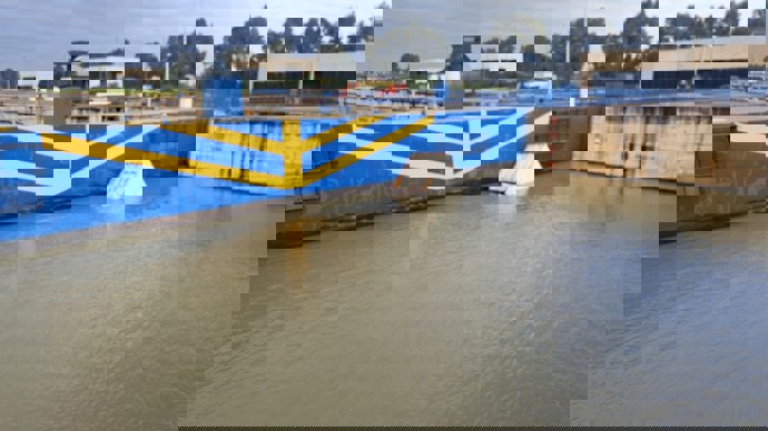 Un camión cae a la esclusa de Sevilla