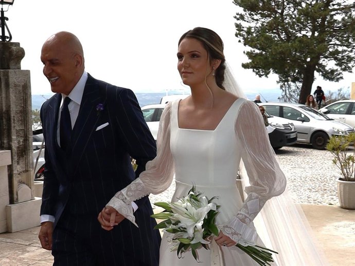 Irene Matamoros llega al Santuario de la Virden de Araceli, acompañada de su padre, Kiko Matamoros, para casarse con Pedro Romero. Europa Press