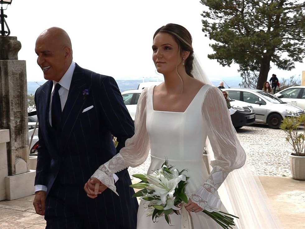 Irene Matamoros llega al Santuario de la Virden de Araceli, acompañada de su padre, Kiko Matamoros, para casarse con Pedro Romero. Europa Press