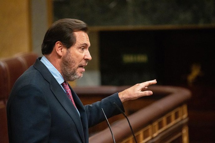 Archivo - Arquivo - O ministro dos Transportes e Mobilidade Sustentável, Óscar Puente, intervém em uma sessão de questionamento ao Governo, no Congresso dos Deputados