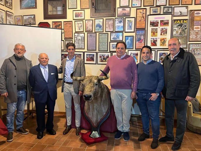 Acto de reconocimiento al matador de toros Daniel Crespo, quien ha recibido como homenaje la cabeza del toro 'Aguaclara'.