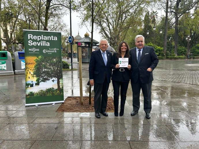 Francisco Herrero (i) y Evelia Rincón, en el reconocimiento a los grupos Martín Casillas e Integra por su aportación al proyecto 'Replanta Sevilla'.