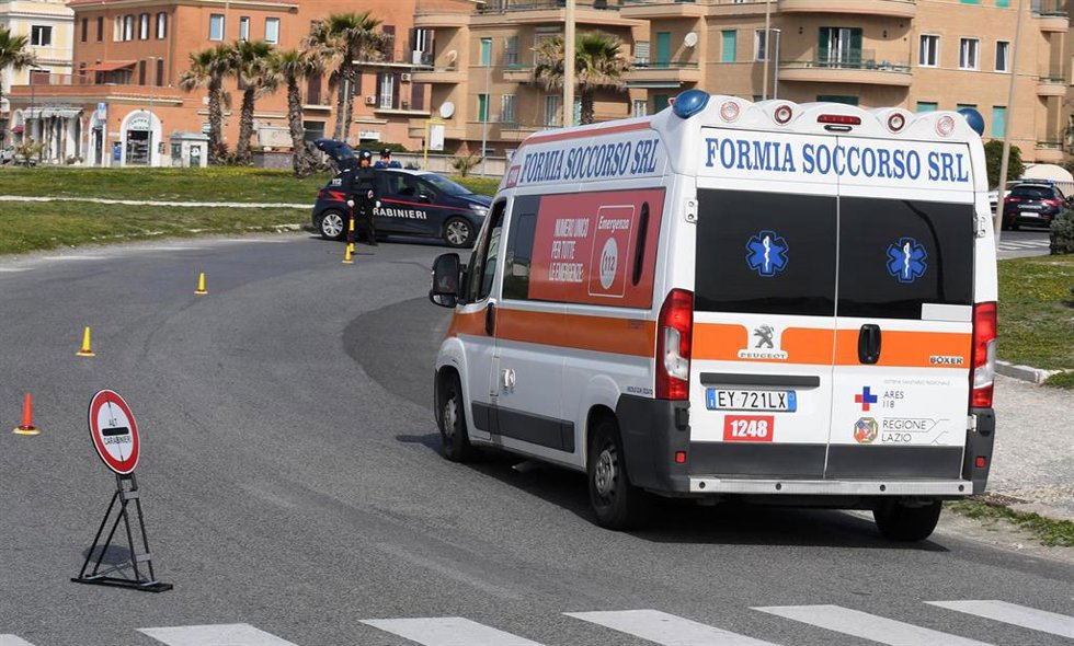 Archivo - Ambulancia en Roma (archivo)