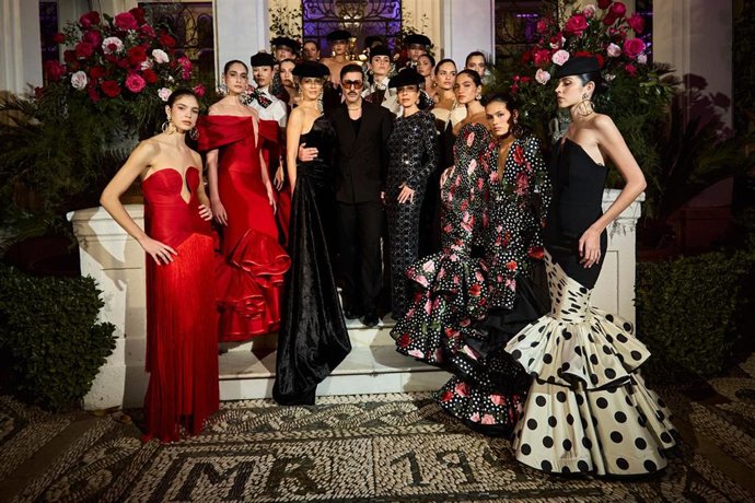 El diseñador cordobés Andrew Pocrid celebra su décimo aniversario en el mundo de la moda con la colección 'La Rosa de Lupe-Spring Summer 2026', presentada en un desfile en La Casa de Manolete Bistro de Córdoba.