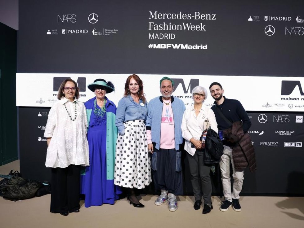 La directora general de Comercio, Ferias y Artesanía, Carmen Herrarte, y la artesana, Susana Martin posan junto al diseñador de Maison Mesa