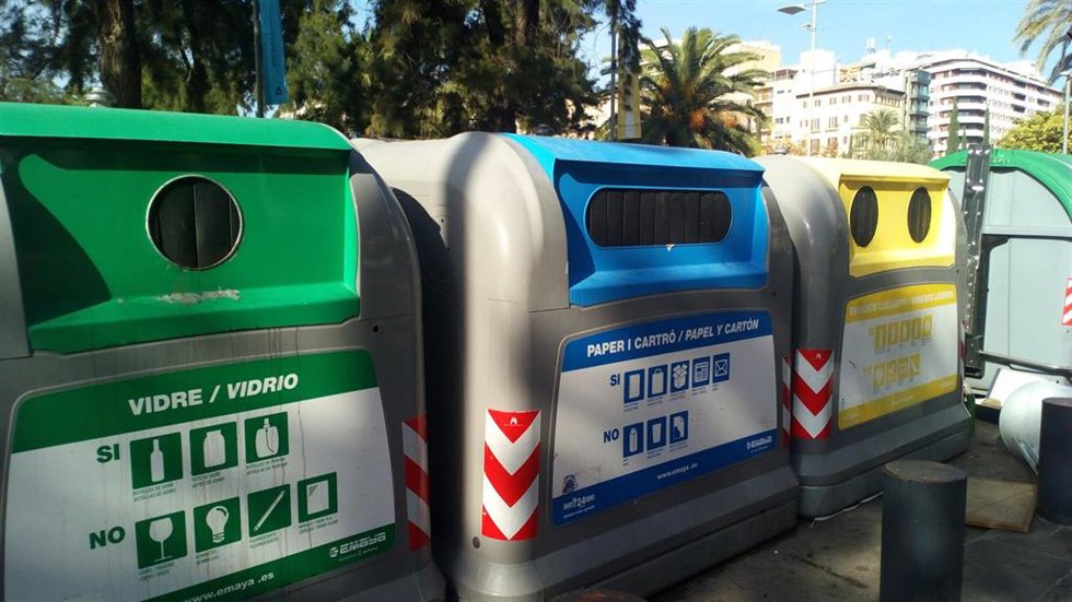 Archivo - Contenedores de reciclaje en Palma