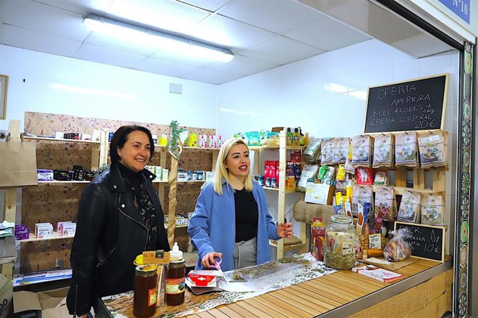 La delegada de Empleo, Nela García, en la entrega de las llaves del último puesto del Mercado de Federico Mayo que estaba pendientes de ocupación.