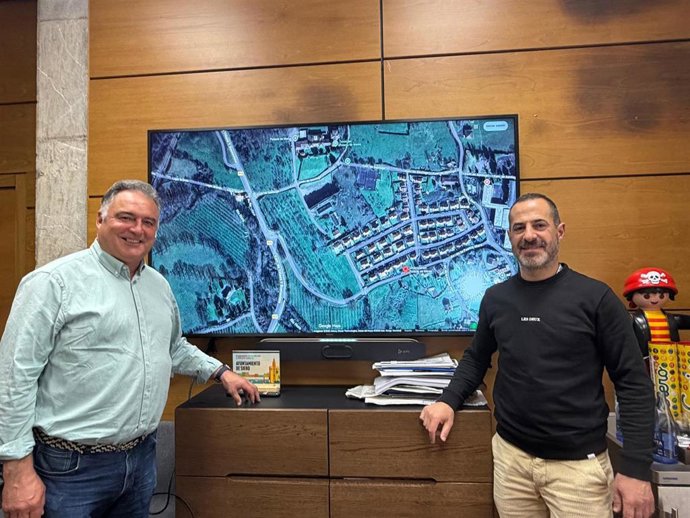 El alcalde de Siero, Ángel García, y el concejal de Caminos en el Medio Rural, Alumbrado Público y Parques y Jardines, Alejandro Villa, durante la rueda de prensa de este sábado.