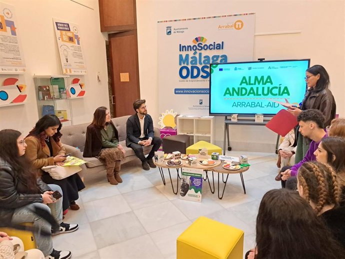 La consejera de Empleo, Empresa y Trabajo Autónomo, Rocío Blanco, se reúne en Málaga con jóvenes participantes del programa 'Alma'.