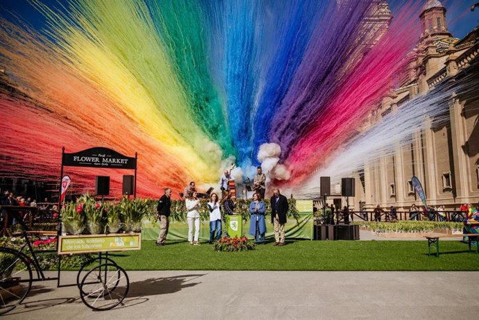 Explosión de colores en el Mercado Solidario de Tulipanes de la plaza del Pilar de Zaragoza.