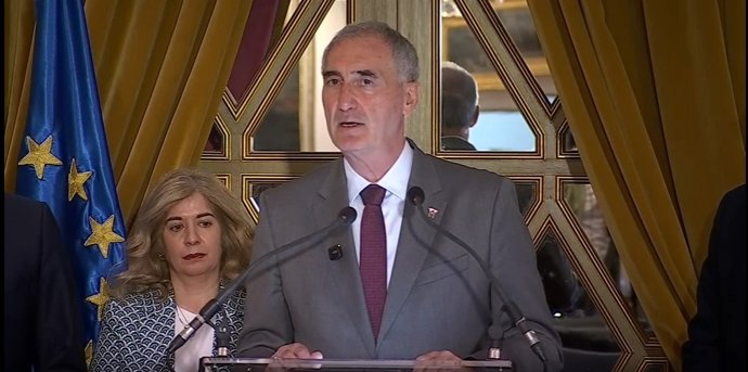 O presidente do Grupo das Cidades Patrimônio da Humanidade da Espanha e prefeito de Segóvia, José Mazarías, em coletiva de imprensa após a assembleia realizada pelo grupo em Cáceres, em 21 de março de 2026.