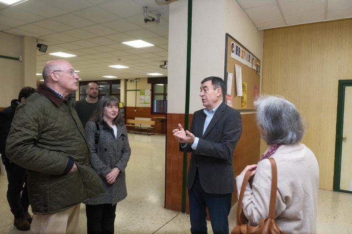 El conselleiro de Educación, Román Rodríguez, en una visita al IES Xelmírez II, a 21 de marzo de 2026.
