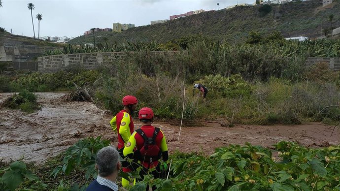 Efectivos de emergencia en un rescate en el barranco de Guiniguada tras las lluvias de la borrasca 'Therese'
