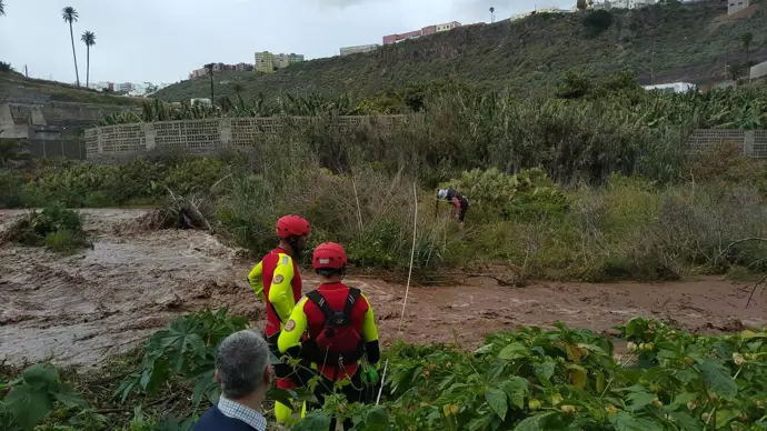 Efectivos de emergencia en un rescate en el barranco de Guiniguada tras las lluvias de la borrasca 'Therese'