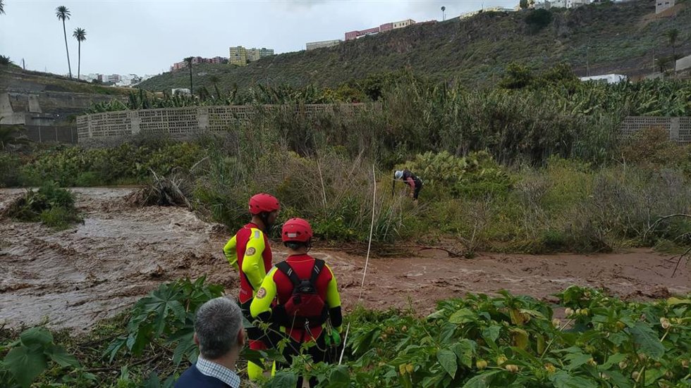 Efectivos de emergencia en un rescate en el barranco de Guiniguada tras las lluvias de la borrasca 'Therese'
