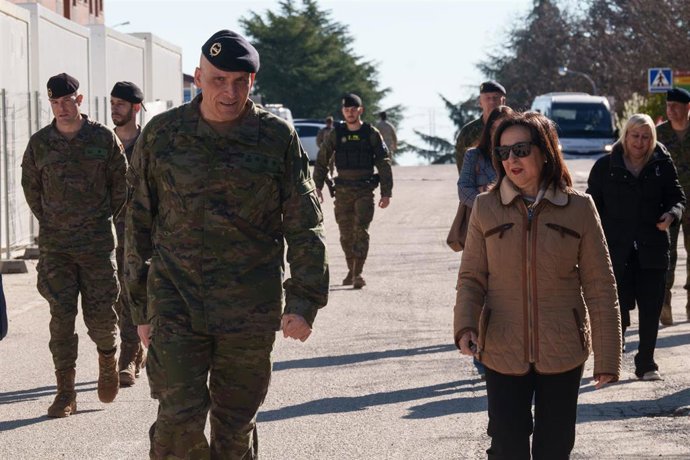El accidental de la Brigada Guadarrama, Coronel Luis Vicente Vera, y la ministra de Defensa, Margarita Robles, durante la visita la Brigada ‘Guadarrama’ XII (BRI XII), en la base militar El Goloso, a 16 de marzo de 2026, en Madrid (España).