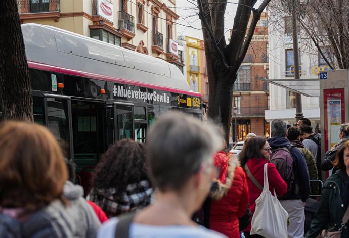 Archivo - Autobús de Tussam circulando por el centro de la ciudad. 