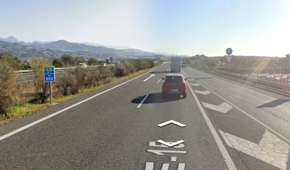 Archivo - Imagen de recurso de un vehículo circulando por la A-7, a su paso por la provincia de Almería.