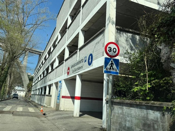 Acceso al aparcamiento de La Curtidora, en Luarca.