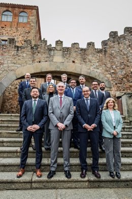 Alcaldes de municipios que componen el Grupo de Ciudades españolas de Patrimonio de la Humanidad posan con motivo de la asamblea que la organización ha celebrado en Cáceres, a 21 de marzo de 2026.