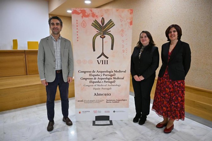 El Concejal De Turismo Y Promoción De La Ciudad, Joaquín Pérez De La Blanca;  La Vicepresidenta De La Asociación Española De Arqueología Medieval (AEAM), Elena Salinas; Y  La Directora Del Yacimiento Arqueológico, Belén Alemán.