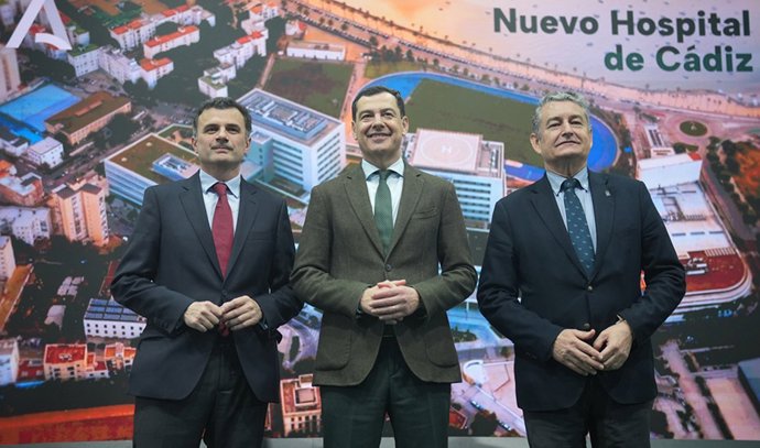 De izquierda a derecha, el alcalde de Cádiz, Bruno García; el presidente de la Junta de Andalucía, Juanma Moreno, y el consejero de Sanidad, Presidencia y Emergencias, Antonio Sanz, durante el acto de presentación del nuevo Hospital de Cádiz.