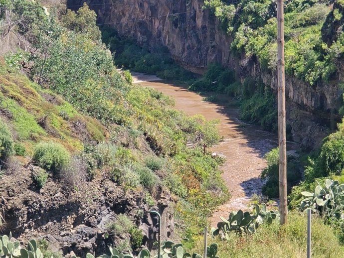 Crecida de agua en un barranco de Telde tras las lluvias registradas en Gran Canaria por la borrasca 'Therese'