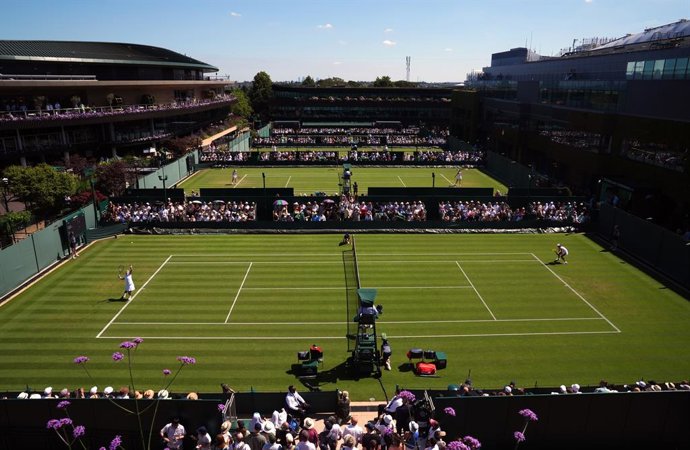 Archivo - 30 June 2025, United Kingdom, London: A general view overlooking the action on court 14, 15, 16 and 17 on day one of the 2025 Wimbledon Championships at the All England Lawn Tennis and Croquet Club. Photo: John Walton/PA Wire/dpa