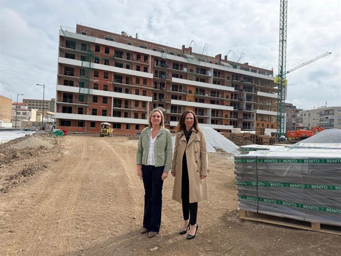 La consejera de Fomento, Articulación del Territorio y Vivienda, Rocío Díaz, junto a la alcaldesa de Granada, Marifrán Carazo.