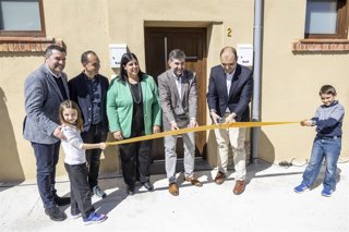 El conseller de Presidencia de la Generalitat, Albert Dalmau, ha participado junto al alcalde de Ciutadilla, Òscar Martínez, en la inauguración de 8 viviendas públicas en el antiguo cuartel de la Guardia Civil en el municipio