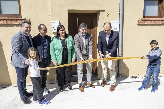 El conseller de Presidencia de la Generalitat, Albert Dalmau, ha participado junto al alcalde de Ciutadilla, Òscar Martínez, en la inauguración de 8 viviendas públicas en el antiguo cuartel de la Guardia Civil en el municipio