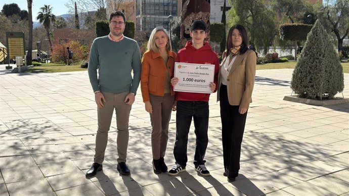 Entrega a un estudiante de la Universidad de Jaén del premio nacional de la encuesta GUESSS sobre emprendimiento