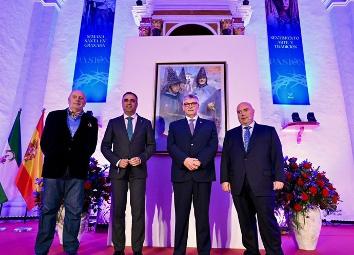 El autor del cartel de la Semana Santa de la provincia de Granada en 2026, Jesús Conde, el presidente de la Diputación, Francis Rodríguez y el pregonero, Fernando Argüelles.