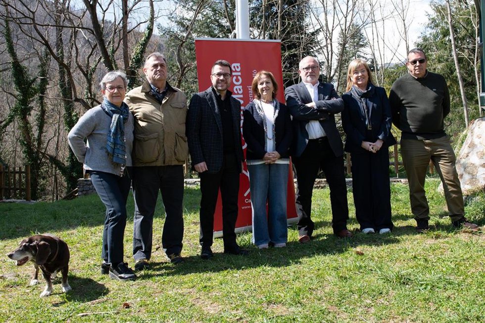 El exconseller de Cultura de la Generalitat, Lluís Puig (3d), y el expresidente de la Generalitat de Cataluña, Pere Aragonès (3i), durante la presentación del Centenari del Fets de Prats de Molló y de la Fundació Casa Francesc Macià