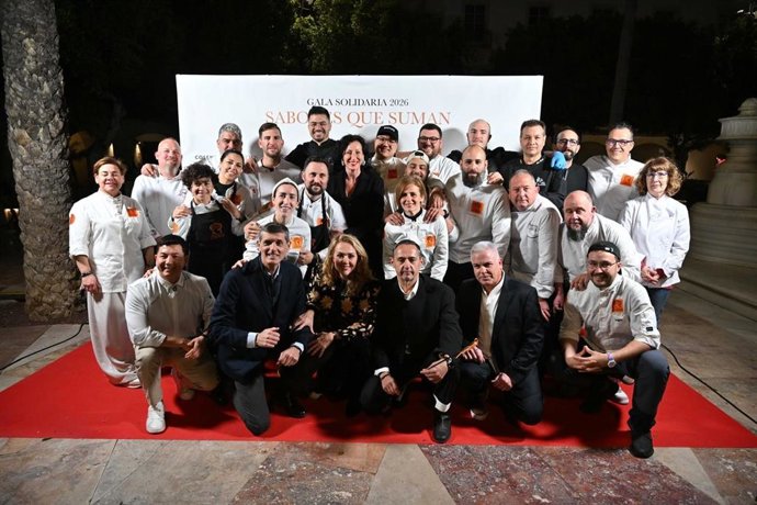 La iniciativa 'Sabores que suman' reúne a más de 400 almerienses en una cena a beneficio de la Fundación Poco Frecuente y a la que ha asistido la alcaldesa de Almería, María del Mar Vázquez