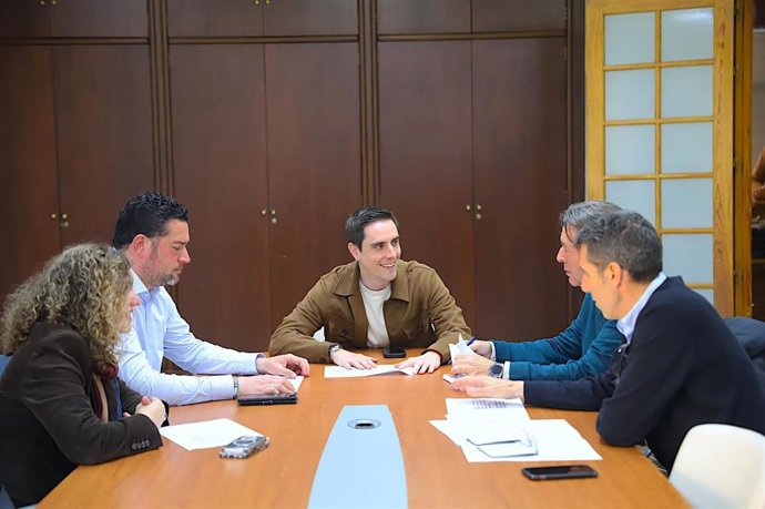 El teniente de alcaldesa de Coordinación de Servicios Públicos, Jaime Espinar, en la reunión.