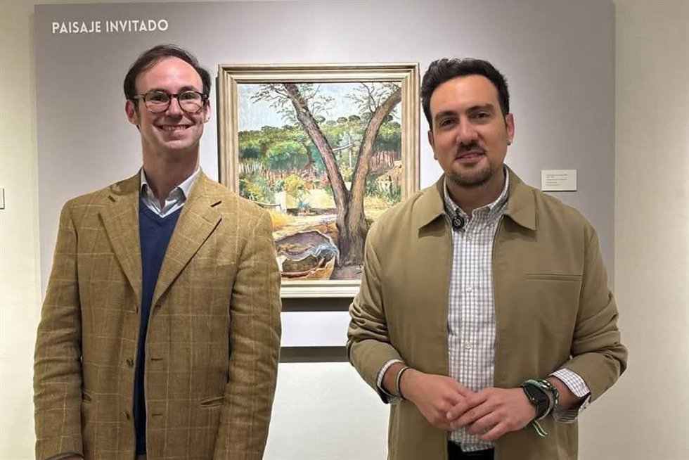 El pintor Francisco Anaya de León, junto al delegado de Cultura en el Ayuntamiento de Alcalá, Christopher Rivas, en el museo de la localidad.