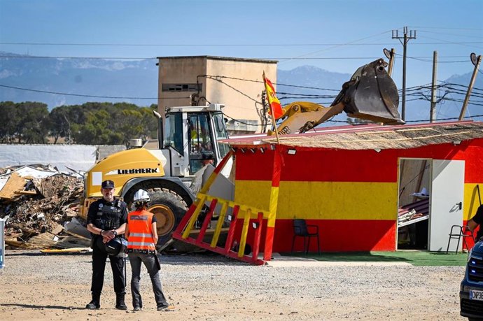 Archivo - Operarios y policías observan el derribo de una construcción ilegal en Son Banya.