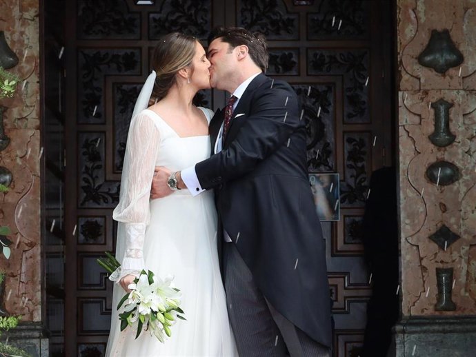 Irene Matamoros y Pedro Romero salen del Santuario de la Virgen de Araceli, convertidos en marido y mujer. Europa Press