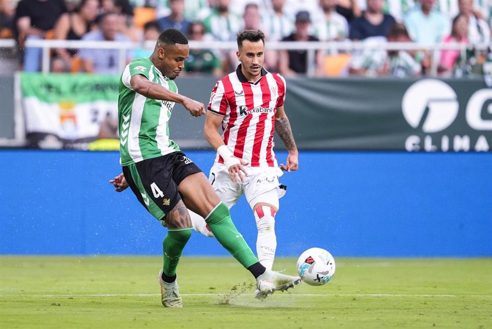 Archivo - El jugador del Real Betis Natan de Souza junto a Álex Berenguer (Athletic Club).