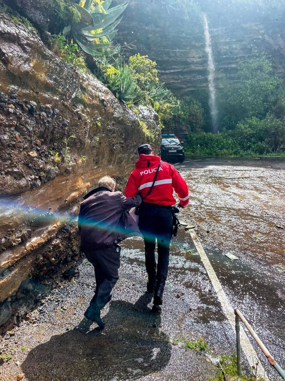 Sucesos.- Rescatado un hombre de avanzada edad en Gáldar (Gran Canaria) tras inundarse su vivienda por las lluvias