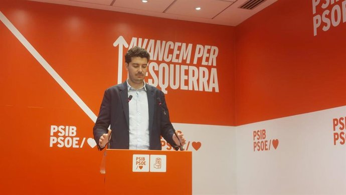 Archivo - El secretario general del PSOE Menorca, Pepe Mercadal, durante una rueda de prensa.