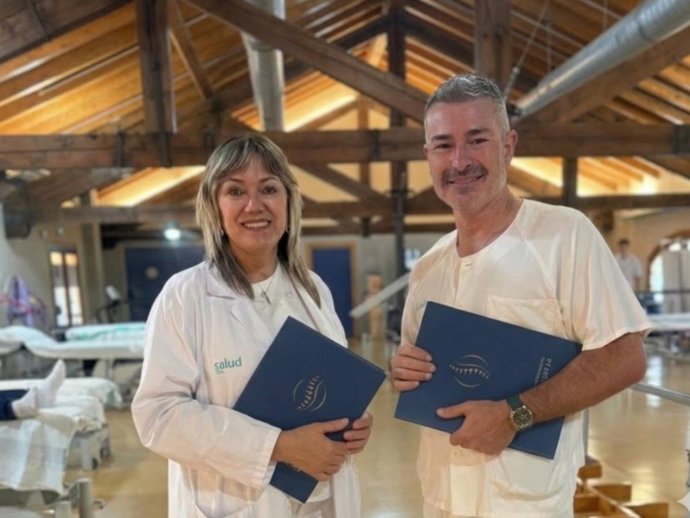 Amparo Santamaría, médica rehabilitadora, y Gorka Ortego, fisioterapeuta, responsables del programa de tratamiento del dolor crónico del Hospital Nuestra Señora de Gracia.